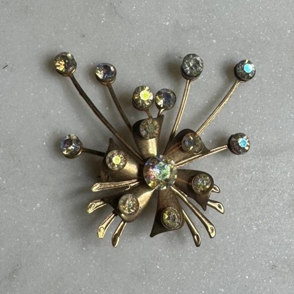 Elegant Goldtone Aurora Borealis Crystal Vintage Brooch - Picture 5 of 6